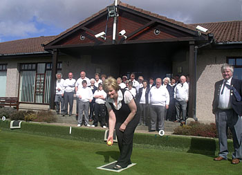 Irene Youngson throwing the jack