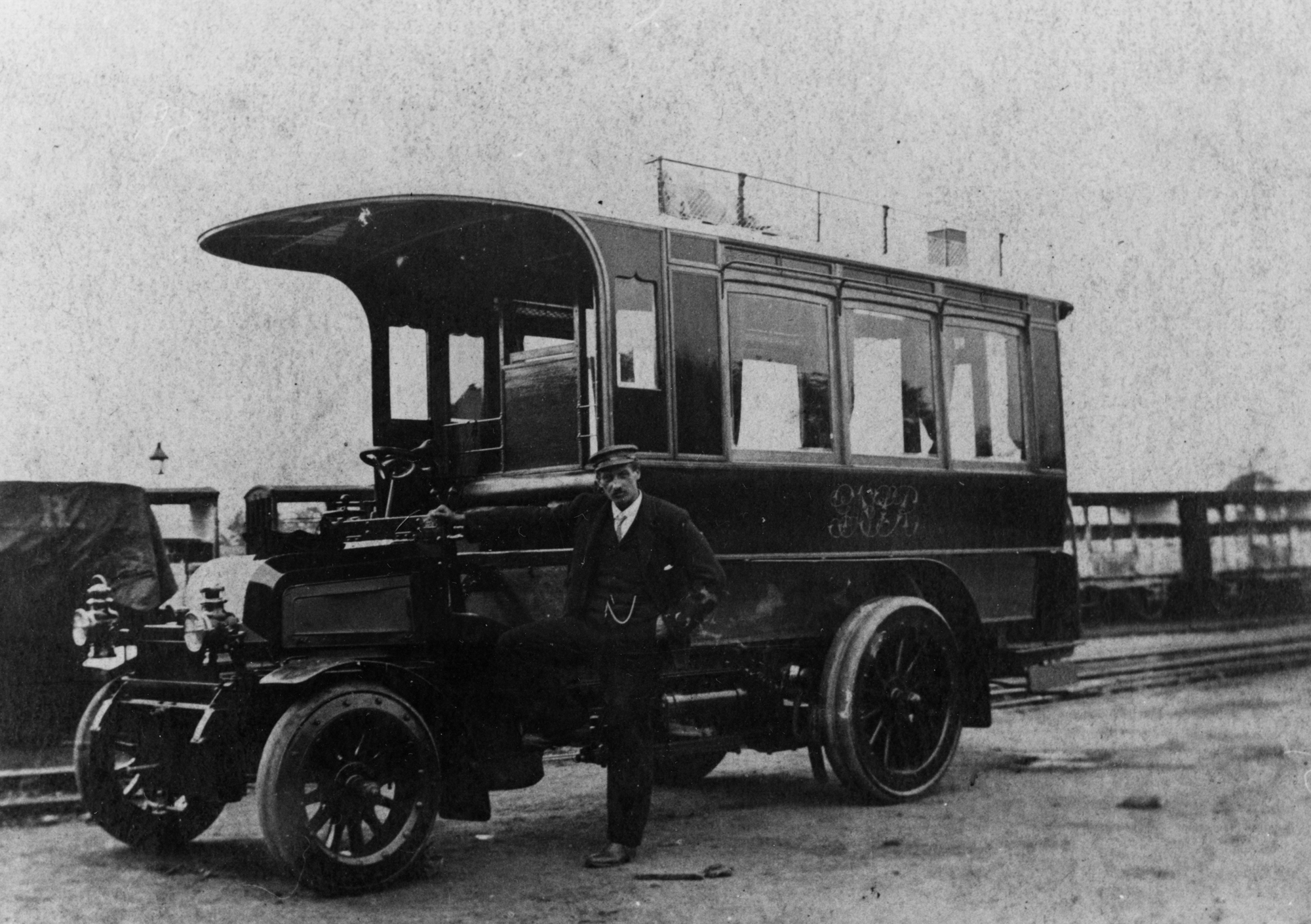 Автобус первую половину. Берлинский автобус Daimler 1911 год. Daimler Bus 1910-30. Первый автобус.